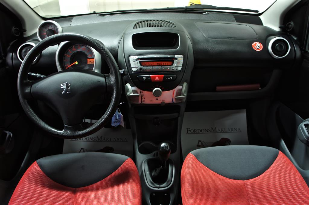 Peugeot 107 салон